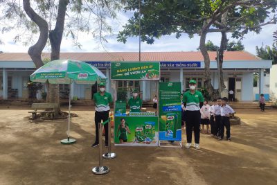 Vào lúc 14 giờ 30 ngày 30 tháng 10 năm 2023 Công ty TNHH Nestle Việt Nam đến trường Tiểu học Nguyễn Viết Xuân xã Cư Bao tổ chức cho các em học sinh uống sữa miễn phí từ chương trình “Trao tặng sản phẩm sữa Nestlé”.        Nestlé MILO đã có mặt và liên tục phát triển tại thị trường Việt Nam từ hơn 17 năm qua và là nhãn hiệu uy tín, dẫn đầu về chất lượng và thị phần trong ngành hàng thức uống cacao dinh dưỡng dành cho trẻ em từ 6-12 tuổi. Thức uống lúa mạch Nestlé MILO là sự kết hợp hoàn hảo từ hương vị thơm ngon độc đáo của cacao và nguồn dưỡng chất thiên nhiên giàu đạm và các chất dinh dưỡng từ sữa, mầm lúa mạch nguyên cám và các vitamin, khoáng chất.        Đại diện nhà trường có Cô Nguyễn Thị hồng Minh hiệu trưởng nhà trường. Đại diện Công ty và 298 học sinh toàn trường.        Đại diện công ty tiến hành kiểm tra cảnh quan, sắp xếp vị trí trưng bày. Chú Trần Quang Thảo bảo vệ nhà trường và đại diện công ty uống thử theo phương pháp ngẫu nhiên và lưu mẫu cho lô sản phẩm MILO nước 115ml. Sau khi kiểm tra xong mỗi em được 1 hộp và uống liền tại chỗ.Sau đây là một số hình ảnh hoạt động.